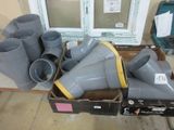 une boîte contenant de nombreux types différents de raccords de conduits