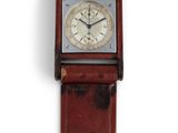 une image d'un gros plan d'une montre-bracelet sur un fond blanc