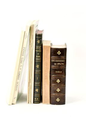 deux livres posés l'un à côté de l'autre sur une table