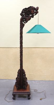 ASIE. Lampadaire en bois sculpté à décor d'un dragon, reposa…