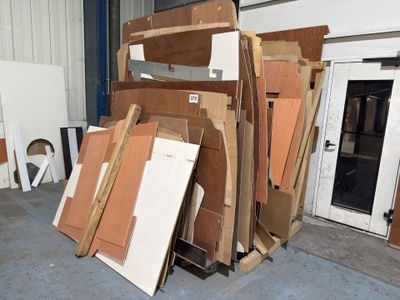 une grande quantité de cartons empilés les uns sur les autres dans un entrepôt