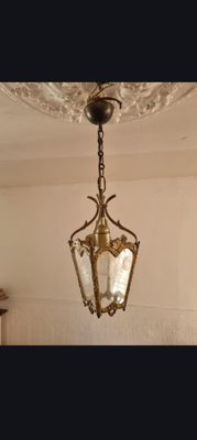 une lampe suspendue au plafond de la pièce
