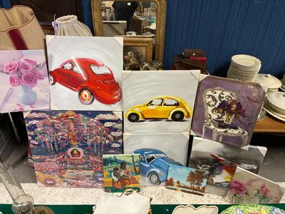 de nombreuses cartes posées sur la table, sur lesquelles figurent des images de voitures