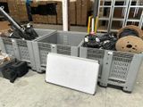 une pile de cartons posés par terre