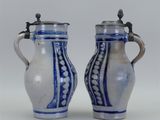 paire de vases bleus et blancs munis d'anses, posés sur un support blanc