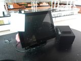 une tablette posée sur une table noire