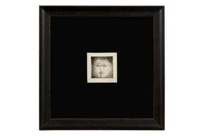 une photo en noir et blanc du visage d'un homme, dans un cadre noir