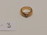 Gros plan sur une bague en or ornée d'un diamant