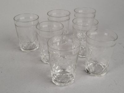 six verres posés les uns à côté des autres sur une table