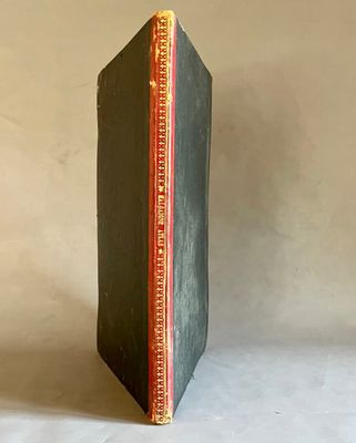 un livre noir avec une bande rouge sur la couverture