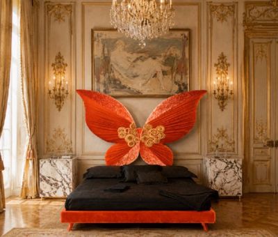 un lit orné d'un papillon rouge, au milieu d'une pièce