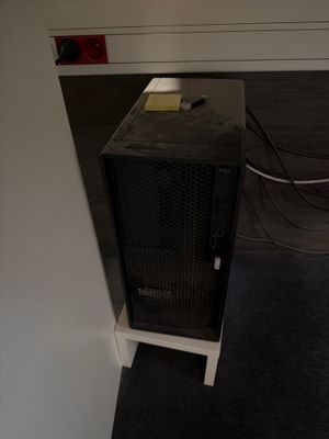 une photo en noir et blanc d'une pièce avec un radiateur
