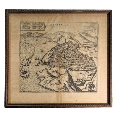 une vieille carte d'une ville, encadrée dans un cadre en bois, sur fond blanc