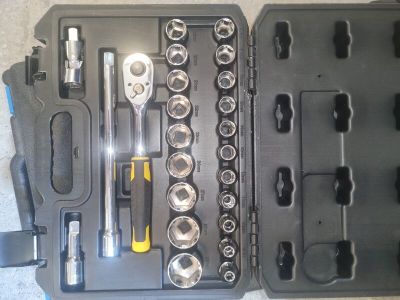 un coffret à outils noir posé par terre