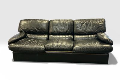 Ensemble de salon comprenant un canapé trois places et deux …