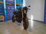 une moto garée dans un showroom