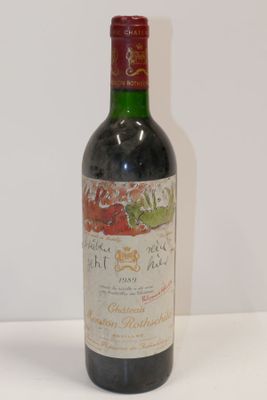 une bouteille de vin posée sur une table