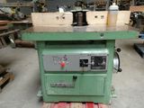 a machine that is sitting on a pallet in a workshop