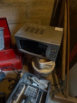 un micro-ondes posé sur une boîte
