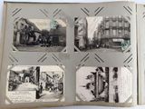 une vieille photo d'un livre contenant des images de personnes et de bâtiments
