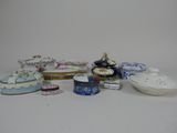 de nombreux types de plats et de bols en porcelaine sur la table