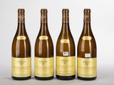 trois bouteilles de vin posées l'une à côté de l'autre sur une table