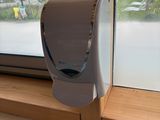 un chat assis sur le rebord d'une fenêtre, regardant dehors