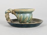 une tasse et une soucoupe posées sur une soucoupe