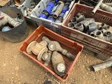 de nombreux types de tuyaux et de raccords dans les bacs