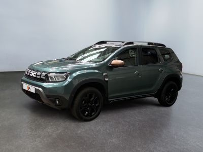une photo d'une Dacia verte garée dans une pièce