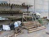 un tas de tiges de bambou posé contre le mur d'un immeuble
