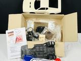 une boîte contenant une petite voiture, posée sur une table