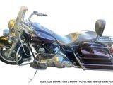 une photo d'une moto garée dans la rue