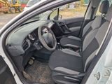 l'intérieur d'une petite voiture blanche avec des sièges noirs et un volant