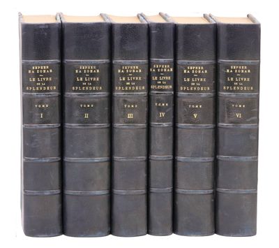 une pile de cinq livres noirs empilés les uns sur les autres
