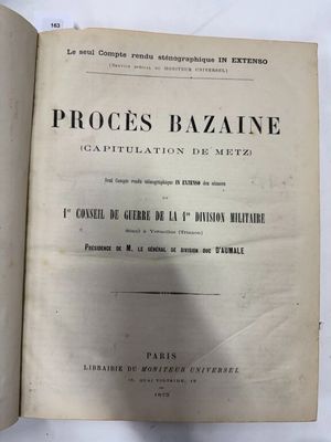 un livre ouvert posé sur une table blanche, avec l'ombre d'une personne