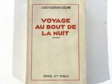 un vieux livre posé sur une table blanche à côté d'un mur blanc
