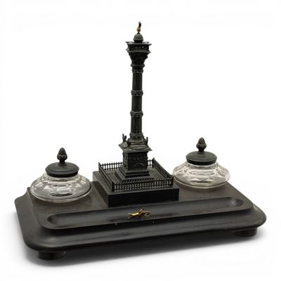 une petite statue représentant une horloge, posée sur une table