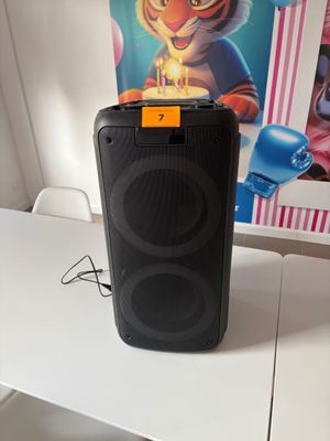 une enceinte posée sur une table blanche