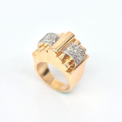 une image d'une bague en or et diamants sur fond blanc