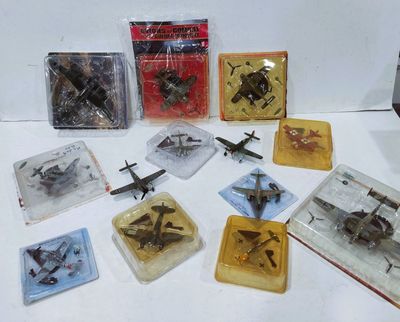 beaucoup de petits avions miniatures posés sur une table