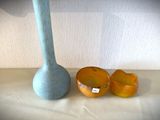 un vase bleu et deux morceaux d'orange sur la table