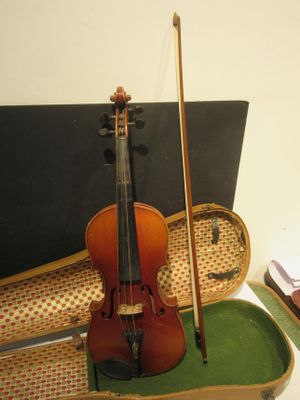 un violon et un étui à violon posés sur une table