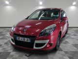 la photo d'une voiture rouge garée dans un garage