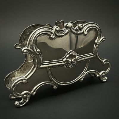 une assiette en argent antique avec un motif décoratif