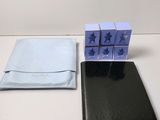 une photo d'un téléphone portable et d'un portefeuille posés sur une table