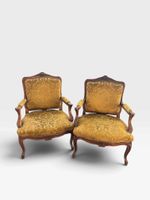 Paire de larges fauteuils à dossier à la Reine en bois natur…