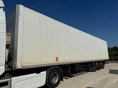 un camion blanc garé sur le bord de la route