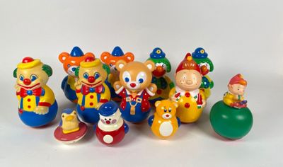 un tas de figurines de clowns posées sur une surface blanche