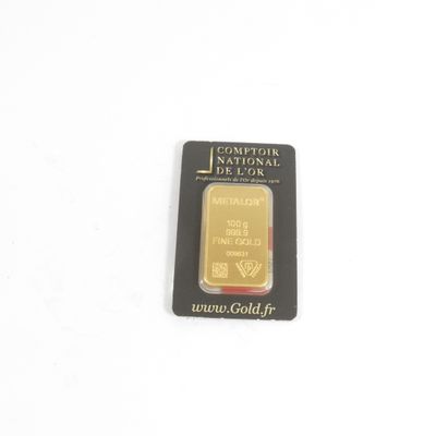 gros plan d'un lingot d'or sur une surface blanche